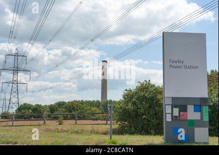 Fawley, Großbritannien, 21. Juli 2020. Allgemeine Ansicht des Eingangs zum Fawley Kraftwerk in der Nähe des New Forest in Hampshire. Stockfoto