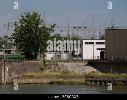 Ein Transformatorenwerk eines Wasserkraftwerks mit Transistoren. Stockfoto