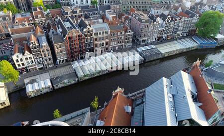 Amsterdam, Niederlande Luftaufnahme. Berühmter holländischer Kanal und Panorama von Amsterdam Stadt während der goldenen Stunde, Sonnenuntergang.