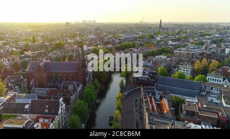 Amsterdam, Niederlande Luftaufnahme. Berühmter holländischer Kanal und Panorama von Amsterdam Stadt während der goldenen Stunde, Sonnenuntergang. Stockfoto