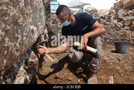 Jerusalem. Juli 2020. Ein Archäologe arbeitet am 22. Juli 2020 an einer Ausgrabungsstätte in Jerusalem. Israelische Archäologen haben ein 2,700 Jahre altes administratives Lagerzentrum in Jerusalem entdeckt, sagte die israelische Antiquitätenbehörde (IAA) am Mittwoch. Quelle: Gil Cohen Magen/Xinhua/Alamy Live News Stockfoto