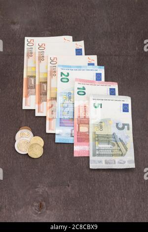 Banknoten und Münzen. Euro-banknoten auf Holz- Hintergrund. Foto von Steuern, Gewinn und Kalkulation. 50 Euro, 20 Euro, 10 Euro. Geld und Finanzen Stockfoto