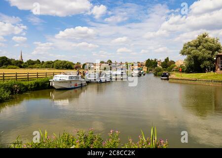 Boote, die am Festungsbecken des Flusses Great Ouse in St. Ives, Cambridgeshire, England, festgebunden sind Stockfoto