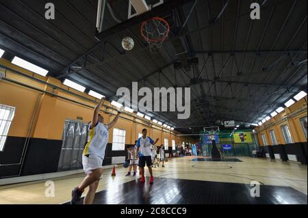 Tianjin, China. Juli 2020. Kinder besuchen während der Sommerferien im pko Sports Complex in Tianjin, Nordchina, am 23. Juli 2020 einen Basketballkurs. Der PKO Sports Complex, der aus einer ehemaligen Fabrik für ausrangierte Zwecke wurde, bietet Einrichtungen wie einen Käfigfußballplatz, eine Basketballhalle, eine Tischtennishalle und ein Kampfkunstklassenzimmer. Er bietet sowohl Sportplätze für die Bewohner in der Nähe als auch mehrere Sporttrainingskurse für die Schüler im Urlaub. Kredit: Sun Fanyue/Xinhua/Alamy Live Nachrichten Stockfoto