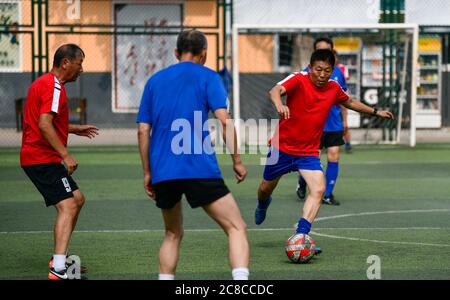 Tianjin, China. Juli 2020. Menschen spielen Fußball im pko Sports Complex in Tianjin, Nordchina, 23. Juli 2020. Der PKO Sports Complex, der aus einer ehemaligen Fabrik für ausrangierte Zwecke wurde, bietet Einrichtungen wie einen Käfigfußballplatz, eine Basketballhalle, eine Tischtennishalle und ein Kampfkunstklassenzimmer. Er bietet sowohl Sportplätze für die Bewohner in der Nähe als auch mehrere Sporttrainingskurse für die Schüler im Urlaub. Kredit: Sun Fanyue/Xinhua/Alamy Live Nachrichten Stockfoto