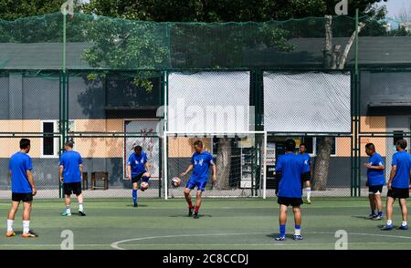 Tianjin, China. Juli 2020. Menschen spielen Fußball im pko Sports Complex in Tianjin, Nordchina, 23. Juli 2020. Der PKO Sports Complex, der aus einer ehemaligen Fabrik für ausrangierte Zwecke wurde, bietet Einrichtungen wie einen Käfigfußballplatz, eine Basketballhalle, eine Tischtennishalle und ein Kampfkunstklassenzimmer. Er bietet sowohl Sportplätze für die Bewohner in der Nähe als auch mehrere Sporttrainingskurse für die Schüler im Urlaub. Kredit: Sun Fanyue/Xinhua/Alamy Live Nachrichten Stockfoto