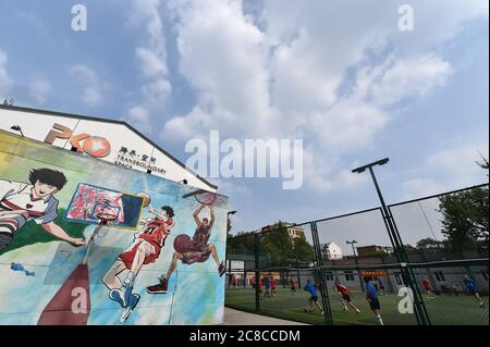 Tianjin, China. Juli 2020. Menschen spielen Fußball im pko Sports Complex in Tianjin, Nordchina, 23. Juli 2020. Der PKO Sports Complex, der aus einer ehemaligen Fabrik für ausrangierte Zwecke wurde, bietet Einrichtungen wie einen Käfigfußballplatz, eine Basketballhalle, eine Tischtennishalle und ein Kampfkunstklassenzimmer. Er bietet sowohl Sportplätze für die Bewohner in der Nähe als auch mehrere Sporttrainingskurse für die Schüler im Urlaub. Kredit: Li Ran/Xinhua/Alamy Live Nachrichten Stockfoto