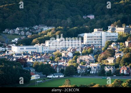 Bronglais General Hospital Aberystwyth, ein Landschaftsfoto, das das ganze Krankenhaus im Sommer von einem hohen Aussichtspunkt aus zeigt. Stockfoto