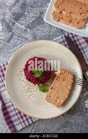 Frische Hühnerterrine mit Rote Beete Konfitüre und Petersilie auf einer Platte Stockfoto