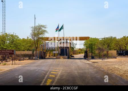 Etosha, Namibia - 4. April 2019 : Anderson Tor zum Etosha Nationalpark in Namibia und das Eingangsschild. Stockfoto