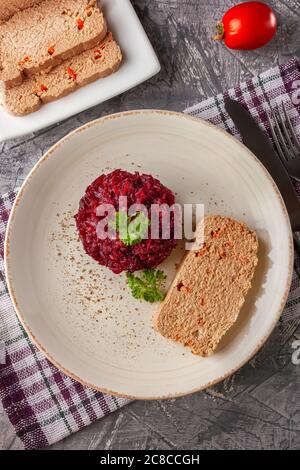 Frische Hühnerterrine mit Rote Beete Konfitüre und Petersilie auf einer Platte Stockfoto