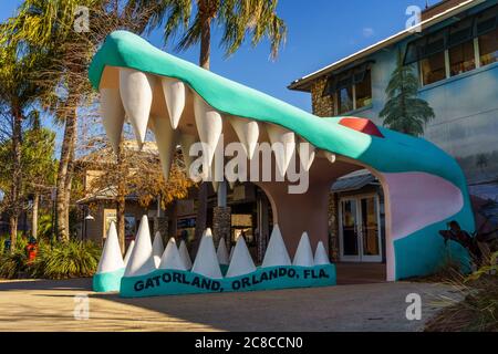 Orlando, Florida, USA - 9. Januar 2020 : großer Alligatorkopf am Haupteingang zum Gatorland Themenpark und Wildlife Preserve entlang des Südens Stockfoto