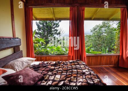 Vara Blanca, Costa Rica - 13. Januar 2020 : Interieur eines Zimmers in der Volcan Poas Tiquicia Lodge, einer drei-Sterne-Lodge mit Bungalows mit Vulkan Vie Stockfoto