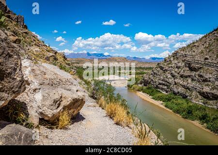 Blick auf den Rio Grande und den Big Bend National Park in Texas von der Seite der Vereinigten Staaten des Santa Elena Canyon. Stockfoto