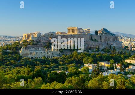 Dämmerung Gesamtansicht des Parthenon und der antiken Akropolis von Athen Griechenland mit dem Odeon von Herodes dem Atticus im Vordergrund - Foto: Geopix Stockfoto