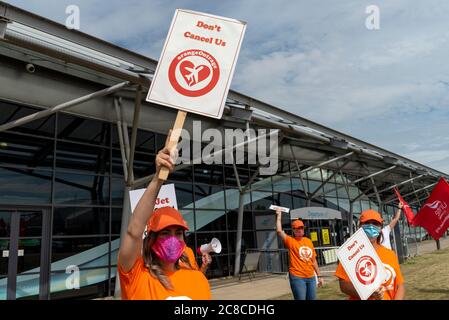 EasyJet-Mitarbeiter protestieren vor dem Londoner Flughafen Southend unter der Führung von Unite the Union gegen den möglichen Arbeitsplatzverlust der COVID19 in der Fluggesellschaft Stockfoto