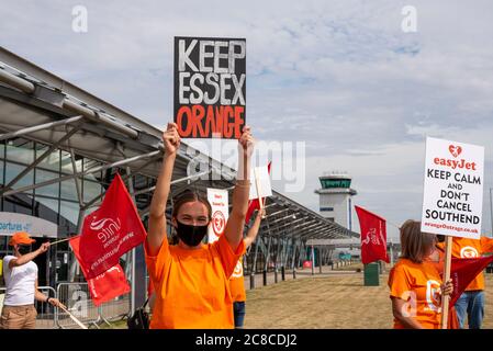 EasyJet-Mitarbeiter protestieren vor dem Londoner Flughafen Southend und demonstrieren gegen den möglichen Arbeitsplatzverlust bei der Fluggesellschaft aufgrund der Schließung der COVID-19-Basis Stockfoto