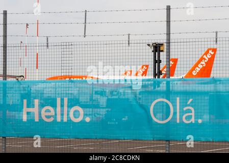 Die Jet-Flugzeuge der easyJet-Airline lagern am Londoner Flughafen Southend, Essex, Großbritannien, aufgrund der Abschwächung der COVID-19 Coronavirus-Pandemie Stockfoto