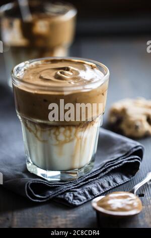 Schlagkaffee in einem Glas mit Erdnussbutter-Keksen serviert Stockfoto