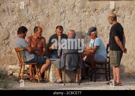 NOTO, ITALIEN - JULI 19 2020 - Menschen ohne soziale Distanzierung und ohne Maske auf der Straße nach Covid Coronavirus-Infektion Stockfoto