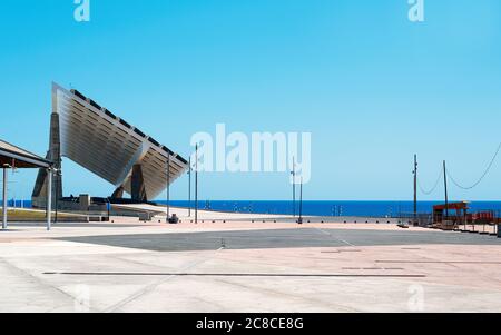 Ein Blick über den Parc del Forum öffentlichen Park in Barcelona, Spanien, Hervorhebung der riesigen skulpturalen Photovoltaik-Panel Stockfoto