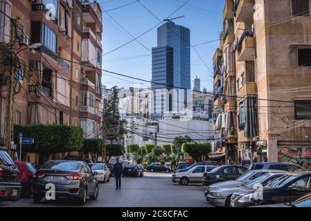 Rive Gauche Tower Wolkenkratzer in Beirut Stadt, gesehen von Sin el Fil Vororte in Matn Bezirk des Mount Lebanon Governorate, Libanon Stockfoto