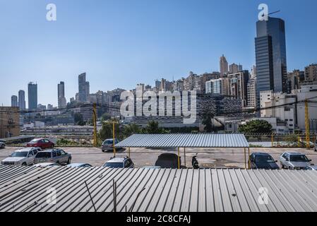 Rive Gauche Tower Wolkenkratzer in Beirut Stadt, gesehen von Sin el Fil Vororte in Matn Bezirk des Mount Lebanon Governorate, Libanon Stockfoto