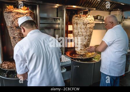 Man bereitet Essen im Restaurant Joseph zu, das berühmt ist für seine Shawarma Sandwiches im Vorort Sin el Fil in Beirut, Libanon Stockfoto