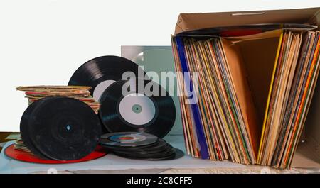 Stapel von 45 und 33 RPM Vinyl Platten verwendet. Und sogar dreckig Stockfoto