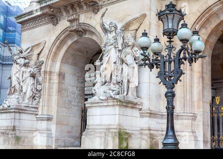 Skulpturen an der Fassade der Opera Garnier in Paris. Stockfoto