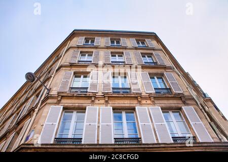 Fenster mit offenen Fensterläden Blick von außen. Wohnhaus in Paris Stockfoto