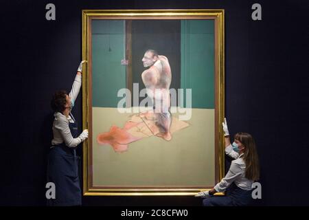 London, Großbritannien. 23. Juli 2020. Techniker präsentieren "die Vorlage für Porträt von John Edwards (1986) von Francis Bacon, Schätzung: £12-18 Millionen. Vorschau der Arbeiten, die im Sotheby’s London im Vorfeld einer Einzelauktion am 28. Juli zu sehen sind. Unter dem Titel ‘Rembrandt to Richter’ bietet der Verkauf das Beste aus Old Masters, Impressionist & Modern Art, Modern & Post-war British Art und Contemporary Art. Die Ausstellung ist bis Juli 28 in Sotheby’s New Bond Street Galerien für die Öffentlichkeit zugänglich. [Bild für Veröffentlichung bis 9:00 Uhr BST 24 Juli 2020 gesperrt] Credit: Stephen Chung / Alamy Live News Stockfoto