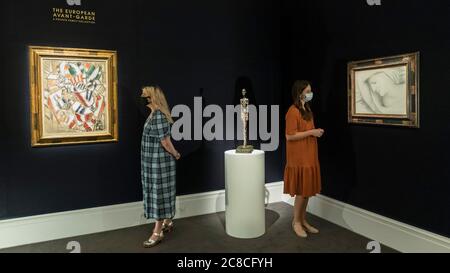 London, Großbritannien. 23. Juli 2020. (L bis R) 'Nature morte (1914) von Fernand Léger, Schätzung: £8-12 Millionen, 'Femme debout (1958) von Alberto Giacometti, Schätzung: £4-6 Millionen und 'Femme endormie (1931) von Pablo Picasso, Schätzung: £6-9 Millionen. Vorschau auf den Verkauf von ‘Rembrandt to Richter’ bei Sotheby’s London im Vorfeld einer Einzelauktion am 28. Juli. Die Ausstellung ist bis Juli 28 in Sotheby’s New Bond Street Galerien für die Öffentlichkeit zugänglich. [Bild für Veröffentlichung bis 9:00 Uhr BST 24 Juli 2020 gesperrt] Credit: Stephen Chung / Alamy Live News Stockfoto