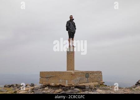 Ein junger Mann genießt einen Spaziergang in der Mitte der Natur, in Richtung der kalten Gipfel des Moncayo, der höchste Berg im Iberischen System, in der Tarazona reg Stockfoto