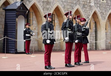 BILDUNTERSCHRIFT KORREKTUR: Ändert den Namen des Regiments und entfernt die Beschreibung von ihnen als Wachmänner. Soldaten der königlichen Hussaren des Königs werden im Schloss Windsor inspiziert, das nach Aufhebung weiterer Beschränkungen für die Sperrung des Coronavirus in England wieder für die Öffentlichkeit zugänglich gemacht wurde. Stockfoto