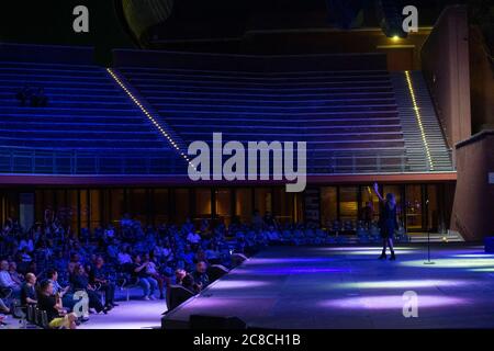 Rom, Italien. Juli 2020. Eine unglaubliche Show, die Irene Grandi, zurück aus Sanremo, gestern den Zuschauern des Auditoriums gab. Mit ihrem Power Trio kehrte sie in die Cavea des Auditorium Parco della Musica in Rom zurück, mit Saverio Lanza an Gitarren und Chören, Piero Spitilli am Bass und Fabrizio Morganti am Schlagzeug. (Foto von Domenico Cippitelli/Pacific Press) Quelle: Pacific Press Agency/Alamy Live News Stockfoto