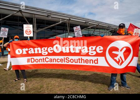 EasyJet-Mitarbeiter protestieren vor dem Flughafen in London Southend unter der Führung von Unite the Union gegen den möglichen Arbeitsplatzverlust in der Fluggesellschaft Stockfoto