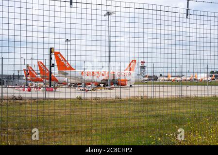 Die Jet-Flugzeuge der easyJet-Airline lagern am Londoner Flughafen Southend, Essex, Großbritannien, aufgrund der Abschwächung der COVID-19 Coronavirus-Pandemie Stockfoto