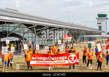 EasyJet-Mitarbeiter protestieren vor dem Flughafen in London Southend unter der Führung von Unite the Union gegen den möglichen Arbeitsplatzverlust in der Fluggesellschaft Stockfoto