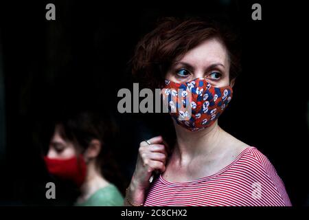 Mutter und Sohn tragen Gesichtsmasken, Barcelona. Stockfoto