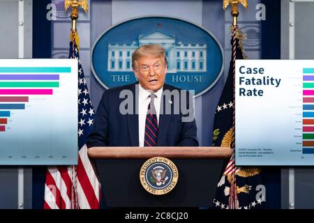 WASHINGTON DC, USA - 21. Juli 2020 - US-Präsident Donald J. Trump hält während einer COVID-19 Co. Bemerkungen und Antworten von Pressemitgliedern Stockfoto