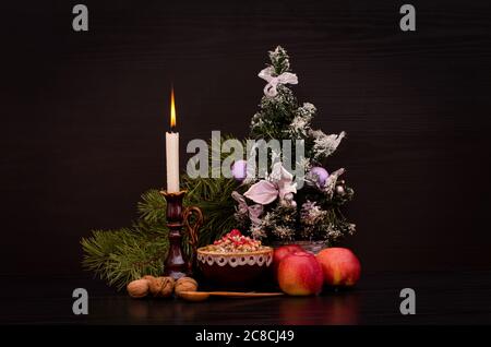 Weihnachten Kutia traditionelle slawische süße Gericht. Kerze, Äpfel und Weihnachtsbaum Stockfoto