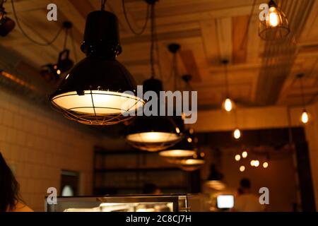 Stilvolle Lampen über einem Bartisch in einer Hookah-Bar im Loft. Stockfoto