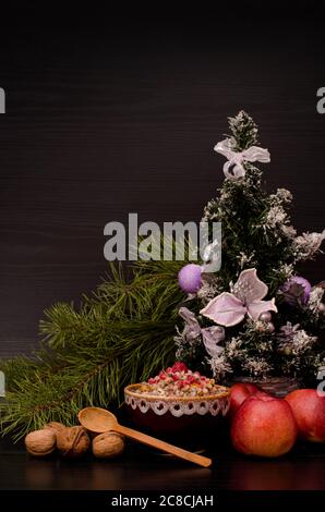 Weihnachten Kutia traditionelle slawische süße Gericht. Walnüsse, Äpfel und Weihnachtsbaum Stockfoto