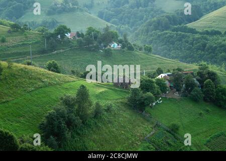 Sommersonnenaufgang im siebenbürgischen Dorf. Luftnebellandschaft in Siebenbürgen, bei Sonnenaufgang Stockfoto