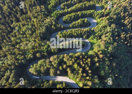 Luftlandschaft der Berg kurvenreiche Straße, in Siebenbürgen Stockfoto