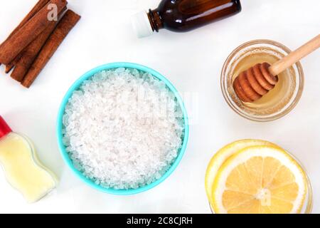 Natürliche Zutaten für selbstgemachte Körpersalzschrubben. Honig, Meersalz und Zitrone. Hautpflege Organisch. Stockfoto