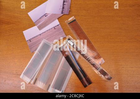 Fotos und Negative, die in analogen Kameras verwendet werden, Fotos in verschiedenen Farbgrößen, auf einem hölzernen Hintergrund, Brasilien, Südamerika Stockfoto