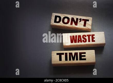 Verschwenden Sie keine Zeit auf Holzblöcke. Persönliches Karrierekonzept Stockfoto