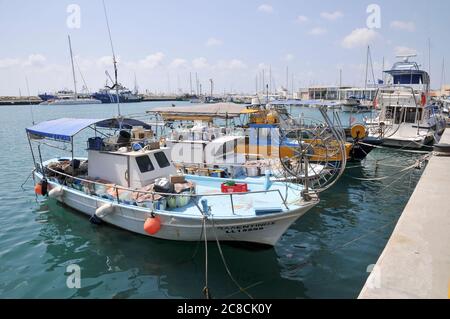 Fischerboote im alten Hafen von Limassol, Zypern Stockfoto